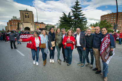 Miles de personas participan en una manifestación en Burgos para pedir más inversión en infraestructuras.-ICAL