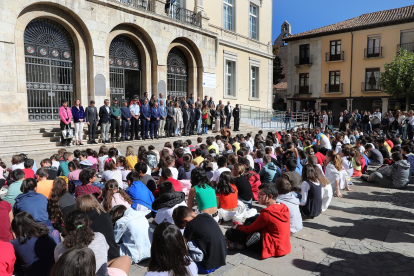 Concentración de repulsa en la Plaza Mayor de Palencia, donde representantes de las instituciones, amigos, vecinos y compañeros de colegio de los hijos de la víctima guardaron cinco minutos de silencio.