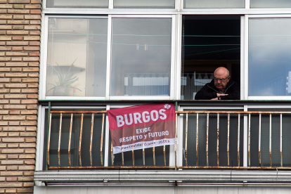 Miles de personas participan en una manifestación en Burgos para pedir más inversión en infraestructuras.-ICAL