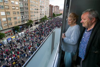 Miles de personas participan en una manifestación en Burgos para pedir más inversión en infraestructuras.-ICAL