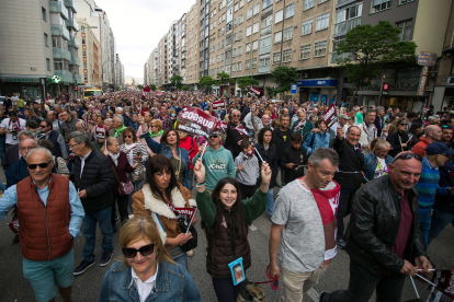 Miles de personas participan en una manifestación en Burgos para pedir más inversión en infraestructuras.-ICAL