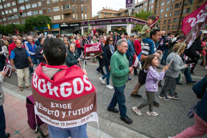 Miles de personas participan en una manifestación en Burgos para pedir más inversión en infraestructuras.-ICAL