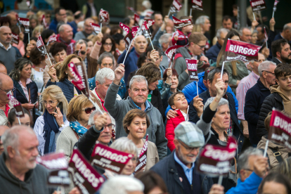 Miles de personas participan en una manifestación en Burgos para pedir más inversión en infraestructuras.-ICAL