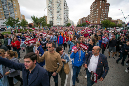 Miles de personas participan en una manifestación en Burgos para pedir más inversión en infraestructuras.-ICAL