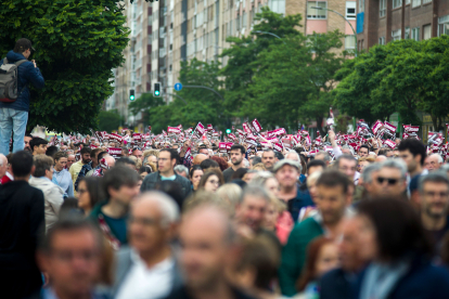 Miles de personas participan en una manifestación en Burgos para pedir más inversión en infraestructuras.-ICAL