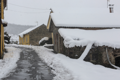 Nieve en la localidad leonesa de Riello. / ICAL