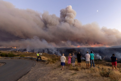 Incendio forestal originado en Navalacruz (Ávila). En la imagen, frente del incendo desde el alto de Cabañas (Riofrío). - ICAL