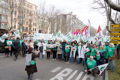 Manifestación de los sindicatos ante las puertas de la Consejería de Sanidad. ICAL