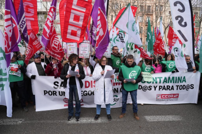 Manifestación de los sindicatos ante las puertas de la Consejería de Sanidad. J.M. LOSTAU