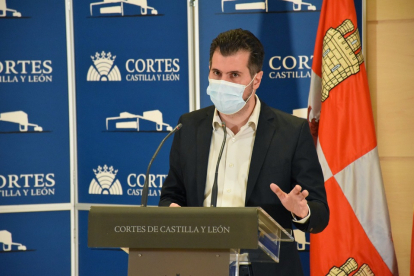 Luis Tudanca en la rueda de prensa de las Cortes. / E.M.