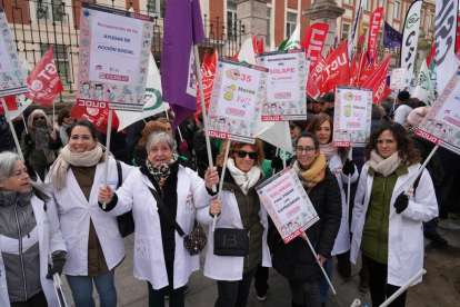 Manifestación de los sindicatos ante las puertas de la Consejería de Sanidad. J.M. LOSTAU