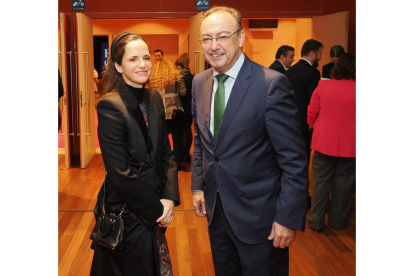 Soledad Ulibarri, CEO de El Mundo Castilla y León, y Miguel Manovel, Gala de los Premios La Posada 2023 de El Mundo de Castilla y León. -PHOTOGENIC