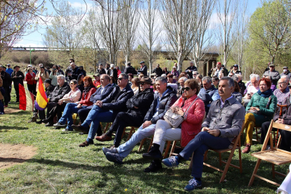 El Foro por la Memoria de León inaugura un monolito dedicado a los fusilados en el antiguo campo de tiro de Puente Castro.- ICAL