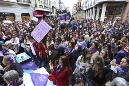 Movilizaciones con motivo del Día Internacional de la Mujer en 2020 en Palencia. / ICALConcentración celebrada en Palencia en la calle Mayor junto al monumento a la Mujer