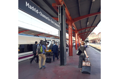 Primer viaje comercial AVE Burgos-Madrid.- ICAL