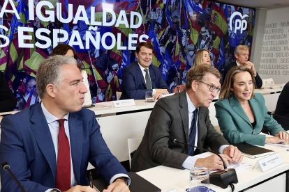 Elías Bendodo, Alfonso Fernández Mañueco, ALberto Núñez Feijóo y Cuca Gamarra durante la Junta Directiva Nacional del PP.- ICAL