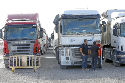 Un grupo de camioneros esperan para poder descargar su camión.- J.M. LOSTAU