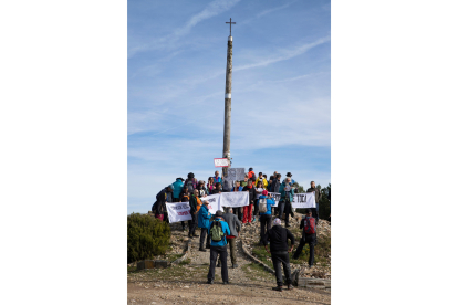 Concentración en la Cruz de Ferro del Camino de Santiago para reivindicar la paralización de la obra y el distanciamiento de la carretera.- E.M.