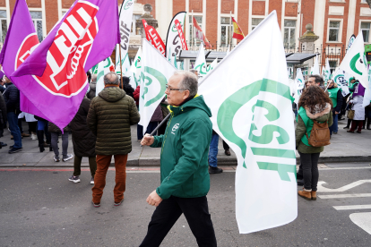 Manifestación de los sindicatos ante las puertas de la Consejería de Sanidad. ICAL