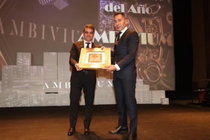 Pedro Ruiz Aragoneses, CEO de Alma Carraovejas, recibe el premio a mejor restaurante de manos de Javier Meléndez, CEO de Patatas Meléndez, en los Premios La Posada 2023 de El Mundo de Castilla y León. -PHOTOGENIC
