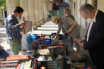 Puesto de libros de segunda mano  en el mercadillo de la plaza Mayor de Palencia.- ICAL