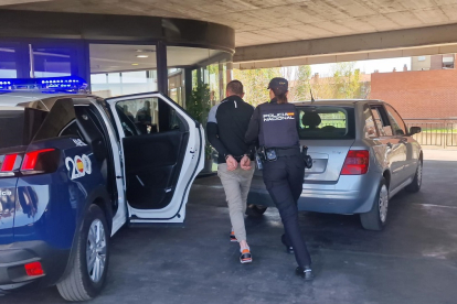 El detenido, a su llegada a la Comisaria de la Policía Nacional en San Andrés del Rabanedo (León). -EP