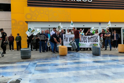 Ganaderos reparten leche gratis y protestan por los precios bajos de algunas marcas en el Carrefour de Salamanca - EUROPAPRESS/LAYA