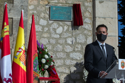 Acto y descubrimiento de placa en memoria de las víctimas del COVID-19 presidido por el alcalde de Burgos, Daniel de la Rosa.- ICAL