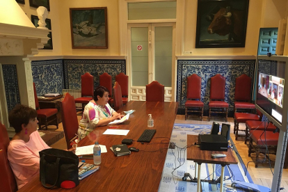 La alcaldesa Clara Luquero y la concejal de Tráfico, Claudia de Santos, durante la reunión telemática (Ayto) - AYTO SORIA