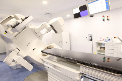 Equipo para administrar radioterapia a pacientes con cáncer en una imagen de archivo. ICAL
