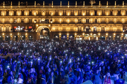 La Plaza Mayor de Salamanca acogió un año más a miles de estudiantes para celebrar la Nochevieja Universitaria.- ICAL