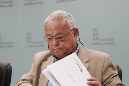 El consejero de Cultura, Turismo y Deporte, Gonzalo Santonja, durante la rueda de prensa posterior al Consejo de Gobierno. ICAL