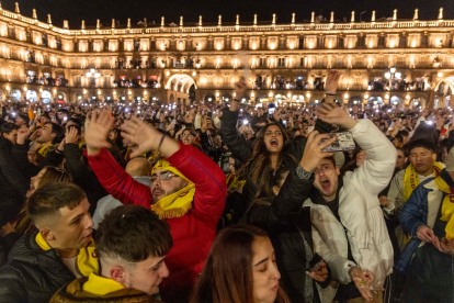 La Plaza Mayor de Salamanca acogió un año más a miles de estudiantes para celebrar la Nochevieja Universitaria.- ICAL