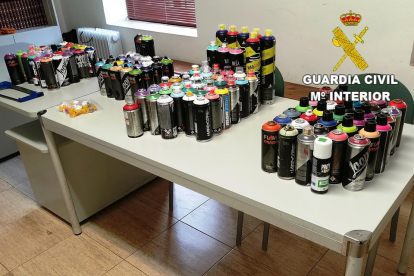 Botes de spray aprehendidos a los tres detenidos por realizar grafiti en material ferroviario en Cistierna (León). - GUARDIA CIVIL