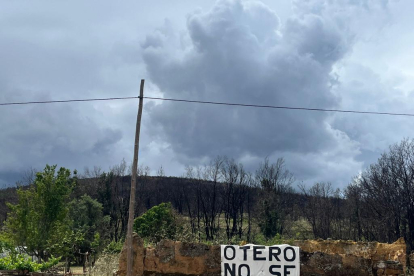 Cartel reivindicativo en Otero de Bodas que se mantiene un año después del incendio de la Sierra de la Culebra. A. CALVO