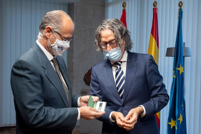 El presidente de las Cortes, Luis Fuentes, recibe al fiscal superior Santiago Mena. - ICAL