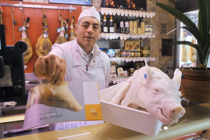 Un cochinillo marca de Segovia a la venta en las carnicerías de la provincia. Alberto Benavente/ Ical