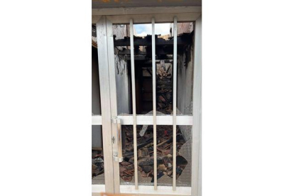Puerta de la casa quemada de Nelly una semana después del incendio en la Sierra de la Culebra en junio de 2022. A. CALVO