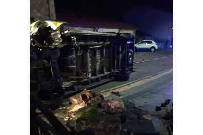 Un varón fallece después de que una furgoneta se empotre contra un muro en Salduero (Soria)