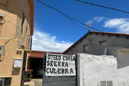 Cartel reivindicativo en Otero de Bodas que se mantiene un año después del incendio de la Sierra de la Culebra. A. CALVO