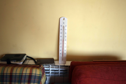 Un termómetro refleja la baja temperatura en una vivienda.- ICAL