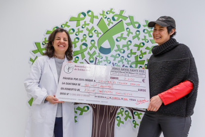 Beatriz Maroto de la Asociación Cuento Contigo Siempre entrega el donativo a la AECC en Segovia.-ICAL