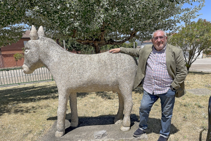 Luis Falcón, junto al burro de Villarino de los Aires./ ArgiComunicación