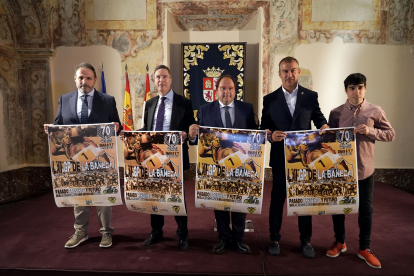 Los directores generales de Deportes, Enrique Sánchez-Guijo, y de Turismo, Ángel González, participan en la presentación del LXI Gran Premio de Velocidad de La Bañeza.- ICAL
