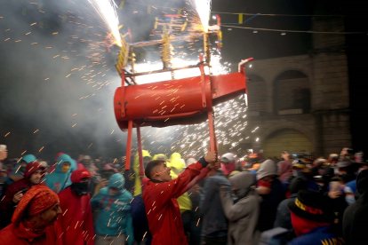 Toro de fuego en las fiestas de Las Victorias de Puebla de Sanabria (Zamora)