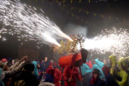 Toro de fuego en las fiestas de Las Victorias de Puebla de Sanabria (Zamora). -ICAL