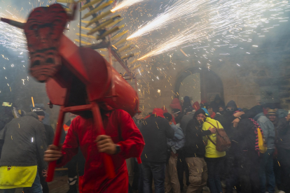 Toro de fuego en las fiestas de Las Victorias de Puebla de Sanabria (Zamora). -ICAL