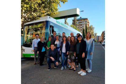 Imagen de los participantes en el proyecto PROSPECT junto con un autobús en Valladolid. / INNOLID