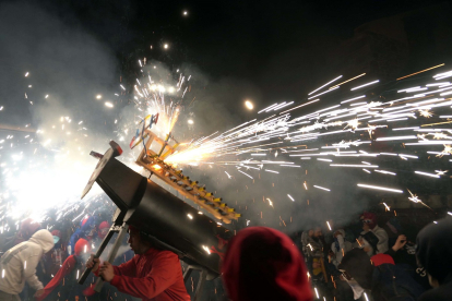 Toro de fuego en las fiestas de Las Victorias de Puebla de Sanabria (Zamora). -ICAL