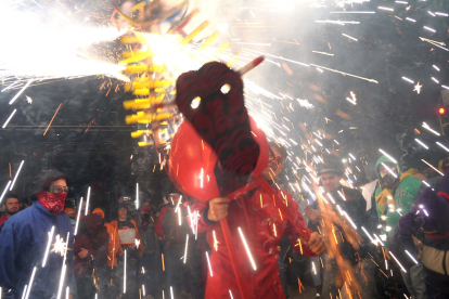 Toro de fuego en las fiestas de Las Victorias de Puebla de Sanabria (Zamora). -ICAL